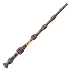 La reliquia más célebre cobra vida en una pieza lista para juego y vitrina. La Varita de Saúco de 30 cm luce los característicos nudos del diseño cinematográfico con un acabado limpio y agradable al tacto,