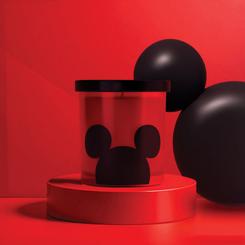 La fuerza simbólica de Mickey se refleja en esta vela Mickey Mouse de vidrio rojo, una pieza que aporta personalidad y calidez a cualquier estancia gracias a su aroma envolvente de cedro rojo y almizcle. 