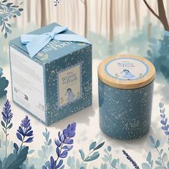 La serenidad más reconfortante se hace presente con esta vela Winnie the Pooh dedicada a Ígor, una pieza que combina elegancia y ternura en un diseño azul profundo decorado con ilustraciones delicadas
