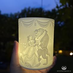 ¡Déjate cautivar por la belleza de La Bella y la Bestia en tu habitación con esta vela LED! Este diseño único cuenta con la Bella y su Príncipe, así como la rosa encantada grabadas en una fina porcelana translúcida.