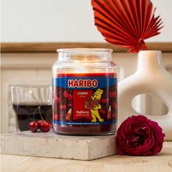 Vela Haribo Cherry Cola con aromas cuidadosamente seleccionados de vainilla, haba tonka y una pizca de especias combinan perfectamente con las notas de frambuesas, ciruelas, fresas