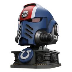 Lleva la grandeza del universo de Warhammer 40,000 a tu sala de juegos con la réplica a escala real del casco de Lieutenant Titus de los Ultramarines, un homenaje imprescindible para los seguidores de la saga.