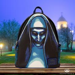 Adéntrate en el oscuro universo de *La Monja* con esta impactante mochila mini de Loungefly. Con un diseño que captura a la perfección la inquietante presencia del personaje, esta mochila combina estil