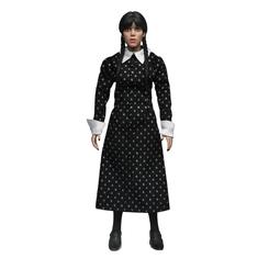 La figura articulada de Miércoles Addams de 20 cm de altura luce su vestido negro con cuello blanco y sus icónicas trenzas, ofreciendo gran rango de movimiento para capturar su porte enigmático; incluye un libro de Frankenstein