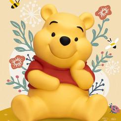 ¡Descubre la ternura y la simpatía del adorable Winnie the Pooh con la hucha de vinilo Winnie The Pooh de 26 cm! Este redondito y curioso osito está aquí para robar tu corazón y ayudarte con tus finanzas.