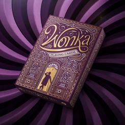 Añade un toque de magia y dulzura a tus partidas con la baraja de cartas **Wonka**. Inspirada en el maravilloso mundo de *Charlie y la fábrica de chocolate*, esta baraja de 52 naipes de primera calidad 