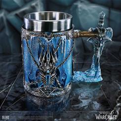 Adéntrate en el poder oscuro de Azeroth con la impresionante jarra *World of Warcraft: The Lich King*. Esta pieza oficialmente licenciada destaca por su exquisito diseño que presenta el legendario Yelmo de Dominación