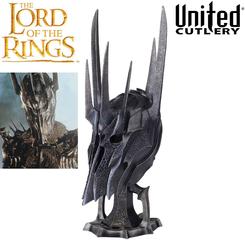 ¡Adéntrate en la oscuridad y el poder de la Tierra Media con el Yelmo de Sauron (Museum Collection) de El Señor de los Anillos! Esta edición especial, rediseñada en 2024 por United Cutlery