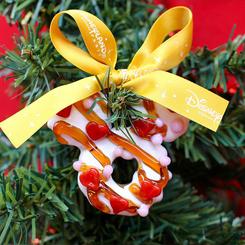 Dale un toque mágico y lleno de diversión a tu árbol de Navidad con el encantador adorno de Mickey Cupcake. Este ornamento navideño no solo agrega un toque de originalidad, sino que también infunde la elegancia
