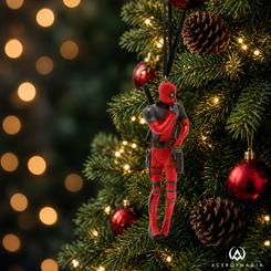 Adorno de Navidad con la figura de Deadpool de Marvel en resina, diseñado para colgar en el árbol con una cinta negra.