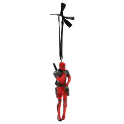Adorno de Navidad con la figura de Deadpool de Marvel en resina, diseñado para colgar en el árbol con una cinta negra.