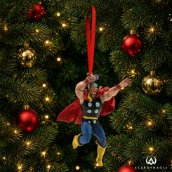 Adorno de Navidad con la figura de Thor de Marvel en resina, con cinta roja para colgar en el árbol. Representa al superhéroe en pose de acción con su martillo y capa.