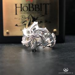 Este increíble anillo élfico captura la esencia de Galadriel, la majestuosa Dama de Lothlórien en El Señor de los Anillos. Diseñado con un nivel de detalle excepcional, esta joya oficial es un tributo al legado de la trilogía de Tolkien.