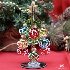 ¡Prepárate para celebrar la temporada navideña con este magnífico Árbol de Santa Disney en exquisito cristal, bellamente decorado con brillantes y encantadoras bolas de Navidad! Con una paleta de colores multicolor que ilumina cualquier espacio