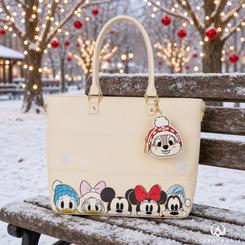 Bolso y monedero Puff Quilt Mickey & Friends Disney Loungefly con diseño acolchado y detalles bordados. Mide 38,1 x 45,7 x 15,2 cm y está fabricado en poliuretano con monedero desmontable incluido.