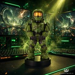 Soporte Cable Guy de 21 cm con figura de Master Chief de Halo Infinite para sujetar y cargar mandos de consola y teléfonos inteligentes. Compatible con PS5 DualSense, Xbox Series y iPhone, sin incluir cable.