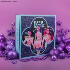 Calendario de Adviento Deluxe de KPop Demon Hunters con 24 sorpresas de papelería y accesorios. Incluye bolsa de cuerdas, calcetines, llavero de metal, marcadores, pin lenticular, pequeños juegos y otros complementos.