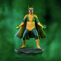 Figura Classic Loki Variant de la serie Loki a escala 1/10 con traje verde y amarillo, capa y casco con cuernos. Incluye pedestal con ilusión de los palacios de Asgard y representa al personaje en el universo de Disney+.