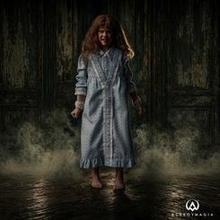 Figura 1/6 de Regan MacNeil de The Exorcist con 23 cm de altura, pelo sintético y camisón de tela. Incluye tres pares de manos, cabeza flotante de Pazuzu y base hexagonal negra para exposición.