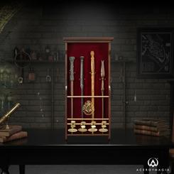 Añade un toque mágico a tu colección con este impresionante expositor de madera, diseñado específicamente para exhibir hasta cuatro varitas de la icónica saga de Harry Potter.