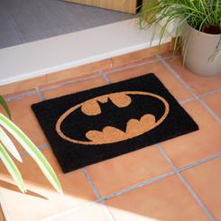 Felpudo Logo Batman DC Comics de 40x60 cm con base de PVC antideslizante. Presenta el emblemático logo de Batman en negro y amarillo, ideal para la entrada de hogares y fans del universo DC.