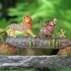 Descubre la increíble figura de Simba, Timón y Pumbaa del clásico de El Rey León (The Lion King). Con unas dimensiones aproximadas de 15 x 10 x 38 cm, esta figura ha sido creada por Jim Shore, fusionando la magia de las figuras de Walt Disney con el arte 