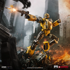 Figura Bumblebee de Transformers a escala 1/20 en polystone con detalles pintados a mano. Representa al Autobot en postura heroica sobre una base con restos mecánicos, destacando su diseño mecánico y color amarillo característico.