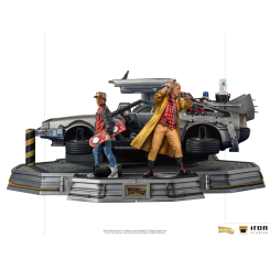 Figura Delorean Full Set Deluxe de Back to the Future II a escala 1/10 en resina, con Marty McFly, Doc Brown y el DeLorean flotando con detalles iluminados y base diorama que recrea una escena del futuro 2015.