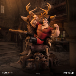 Figura Gaston Deluxe de Disney Villains a escala 1/10 y 27 cm de altura. Está fabricada en polystone y pintada a mano, con una base temática inspirada en La Bella y la Bestia que complementa la pose desafiante del personaje.