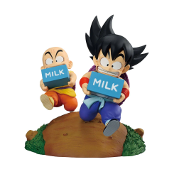 Figura Ichibansho Son Goku & Krillin de Dragon Ball de 12 cm que muestra a ambos personajes sosteniendo cajas con la palabra MILK en una base que simula un terreno.