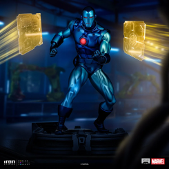 Figura Iron Man Stealth de Marvel Comics a escala 1/10 con acabado pintado a mano en polystone y otros materiales. Presenta la armadura azul stealth en una pose dinámica sobre base oscura y es edición limitada numerada.