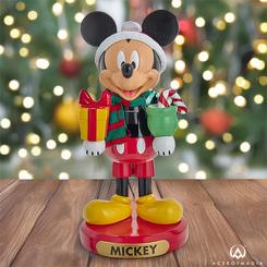 Figura de Mickey Mouse basado en el popular personaje de Walt Disney, esta vez tenemos a Mickey lleno de regalos como si fuera un cascanueces de Navidad. Esta preciosa figura está realizada en resina 