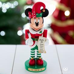 Lleva la diversión y el espíritu festivo de Disney a tu hogar con el Disney Minnie Mouse The Elf Nutcracker. Esta encantadora adición no solo decora tus espacios en Navidad, sino que también aporta un toque de alegría