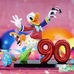 Celebra el 90 aniversario del Pato Donald con una impresionante figura de Romero Britto. Esta estatua hecha a mano y pintada con vibrantes colores rinde homenaje al icónico personaje de Donald Duck,