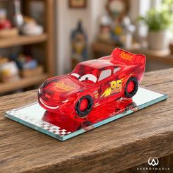 Figura de Rayo McQueen de Cars realizada en vidrio, con acabado rojo translúcido y base decorada como una línea de meta. Sus dimensiones aproximadas son 16,5 cm de largo y 9,5 cm de ancho.