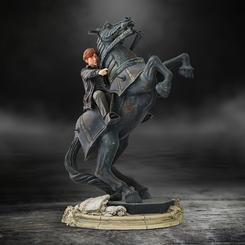 Lleva la magia del Wizarding World a tu hogar con esta espectacular figura de Ron Weasley montado en el caballo del tablero de ajedrez, inspirada en la icónica escena de Harry Potter y la piedra filosofal. 