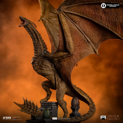 Figura de Syrax de House of the Dragon en polystone y pintada a mano, con unas dimensiones aproximadas de 29,2 x 49 x 22,6 cm. Incluye base temática y forma parte de la línea Icons.