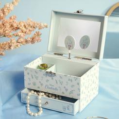 Joyero musical de Cenicienta con motivo floral y cajón para pequeños objetos. Incluye melodía al abrirse y está decorado con ilustraciones de la princesa Disney en tonos azules.