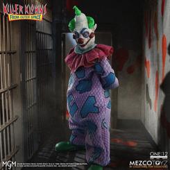 Figura Jumbo de Killer Klowns From Outer Space de 17 cm articulada con 3 cabezas intercambiables y accesorios circenses. Incluye base ajustable y traje acolchado con detalles metálicos azules.