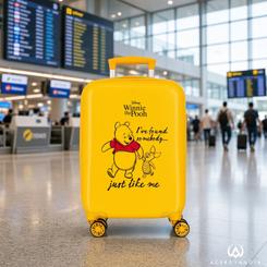 Maleta trolley ABS de 50 cm con diseño de Winnie the Pooh y Piglet en color amarillo. Cuenta con cierre TSA, 4 ruedas dobles multidireccionales, sistema expandible e interior con organizador para viajes prácticos y con estilo.