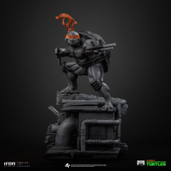 Figura de Michelangelo de Teenage Mutant Ninja Turtles en variante blanco y negro a escala 1/10. Fabricada en Polystone con detalles pintados a mano y base diorama para conectar con otras figuras de la colección.