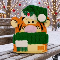 Mochila mini de felpa Tigger Holiday de Winnie the Pooh con detalles navideños, mide 22,8 x 26,6 x 11,4 cm y cuenta con asas ajustables y ribetes de poliuretano para mayor resistencia.