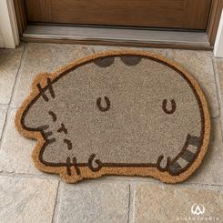 Felpudo The Cat Pusheen de 60x40 cm fabricado en fibra de coco con base antideslizante de PVC. Representa al gato Pusheen con un diseño sencillo y funcional ideal para la entrada de cualquier espacio.