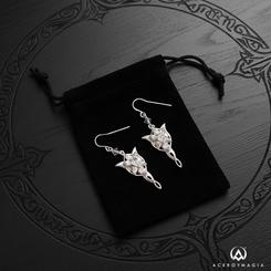 Luce la elegancia de Rivendel con estos pendientes Arwen Evenstar “Estrella del Atardecer”, una pieza oficial de El Señor de los Anillos elaborada en plata de ley 925 por Noble Collection