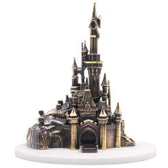 Impresionante réplica del castillo de Disneyland Paris creada por el escultor italiano A. Gianelli, esta pieza realizada en alabastro, polvo de mármol y resina es luego bañada en bronce 