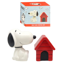 Set salero y pimentero Peanuts Snoopy & Woodstock en cerámica de dolomita con tapón de goma. Mide 8x6x10 cm y presenta a Snoopy sentado junto a su caseta roja, ideal para decorar y usar en la mesa.