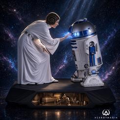 Estatua de Leia y R2-D2 de Star Wars a escala 1/3. Mide aproximadamente 48,3 cm de alto e incorpora una base con cuatro ventanas iluminadas por LED y relieves de aspecto bronce.
