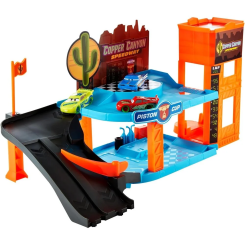 Taller brillante en Cañon del Cobre de Cars Disney Pixar a escala 1:55 con tres vehículos, dos pisos con estación de cambio de aceite, podio, tienda y ascensor funcional para carreras de uno contra uno.
