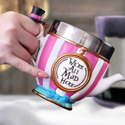 Disfruta de tu bebida favorita y levanta el dedo meñique con esta taza Pinkys Up Hatter. Inspirada en el personaje de El Sombrerero Loco, esta taza está pintada con rayas rosadas 