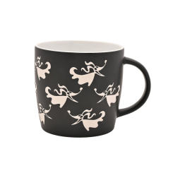Taza de Zero de Pesadilla Antes de Navidad en cerámica con diseño en negro y blanco que muestra múltiples siluetas del personaje. Un artículo oficial para fans de la película de Disney.